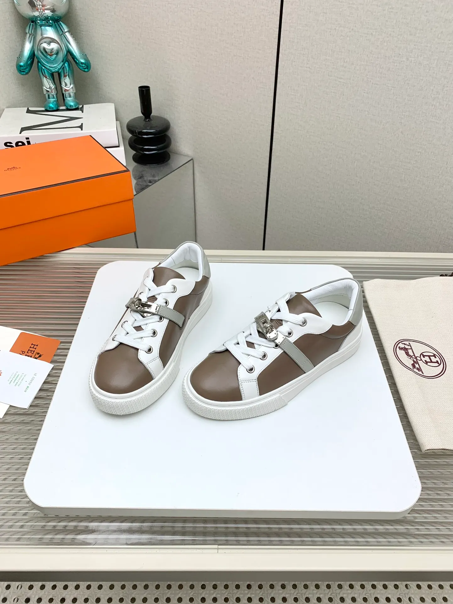 👟👟Ex-factory price 660👟👟 Men's style ➕10 (high version) Hermes classic couple model #𝐊𝐞𝐥𝐥𝐲 buckle casual white skate shoes, which will not conflict with shoes at all. Full of unknowns, Hermès rarely produces flat casual shoes and they are paired with classic palladium-plated Kelly shoe buckles! You'll fall in love with it at first sight. It's super versatile and can be worn with any skirt or pants. 🉑️Looking in with your eyes closed, it looks super noble. Fabric: Specific cowhide/canvas material. Lining: Sheepskin lining. Outsole: Original molded TPU outsole. Size: 35-45.